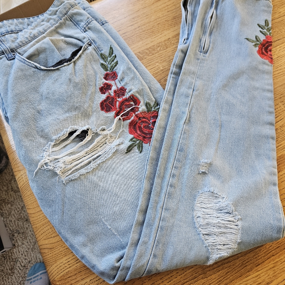 Y&R Embroidered Distressed Blue Jeans Sz 34 See Pictures For Measurements - Picture 9 of 9